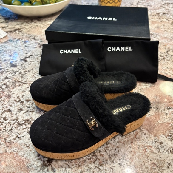 CHANEL Suede Calfskin Shearling Mules, size 38, black - Picture 2 of 2